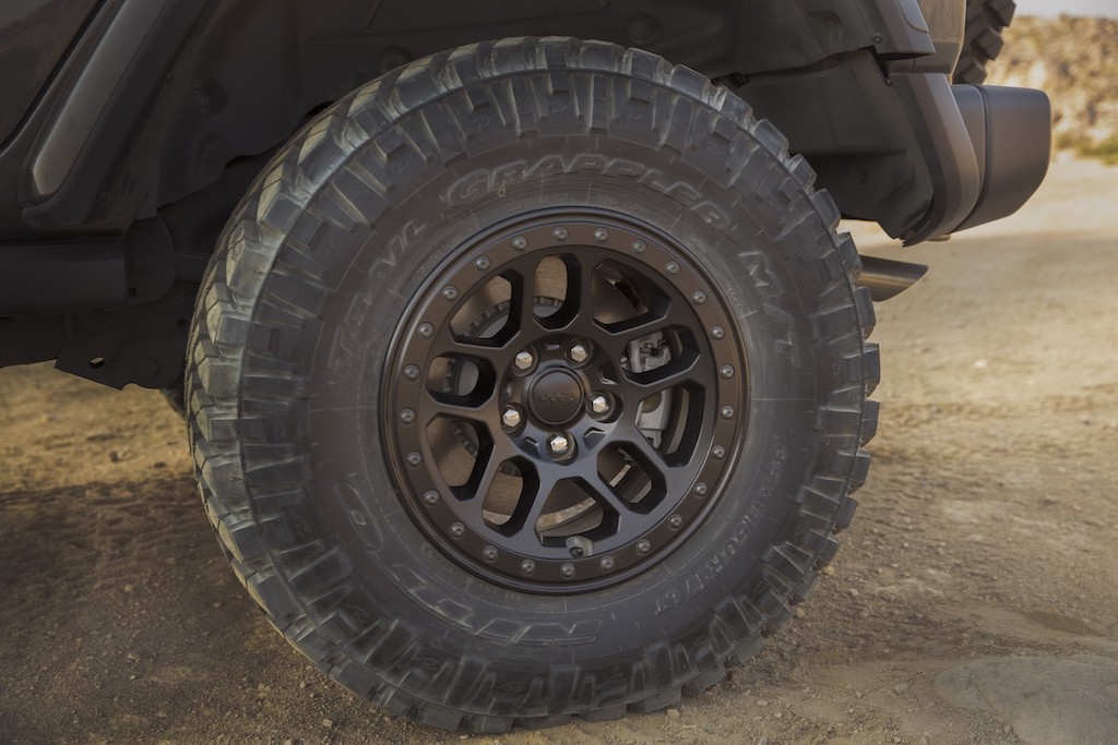 Xe địa hình Jeep Wrangler Rubicon 392 lấy sức mạnh cơ bắp từ máy V8 6.4L để “đè” Ford Bronco ảnh 7