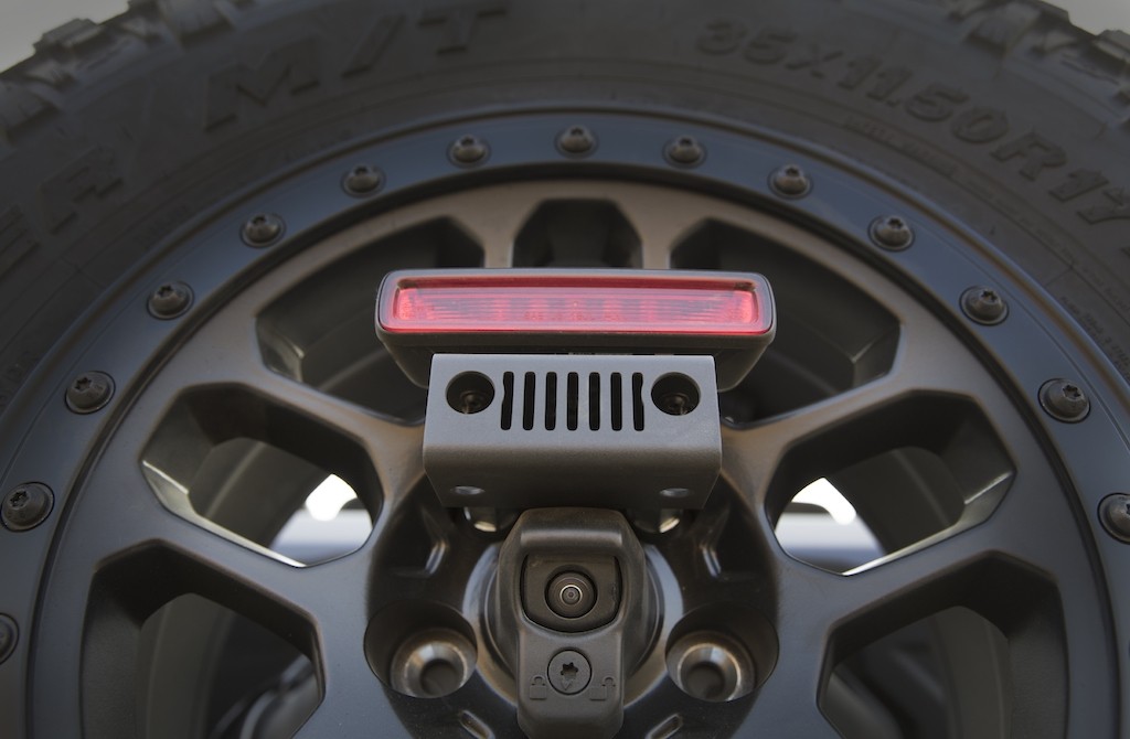 Xe địa hình Jeep Wrangler Rubicon 392 lấy sức mạnh cơ bắp từ máy V8 6.4L để “đè” Ford Bronco ảnh 8