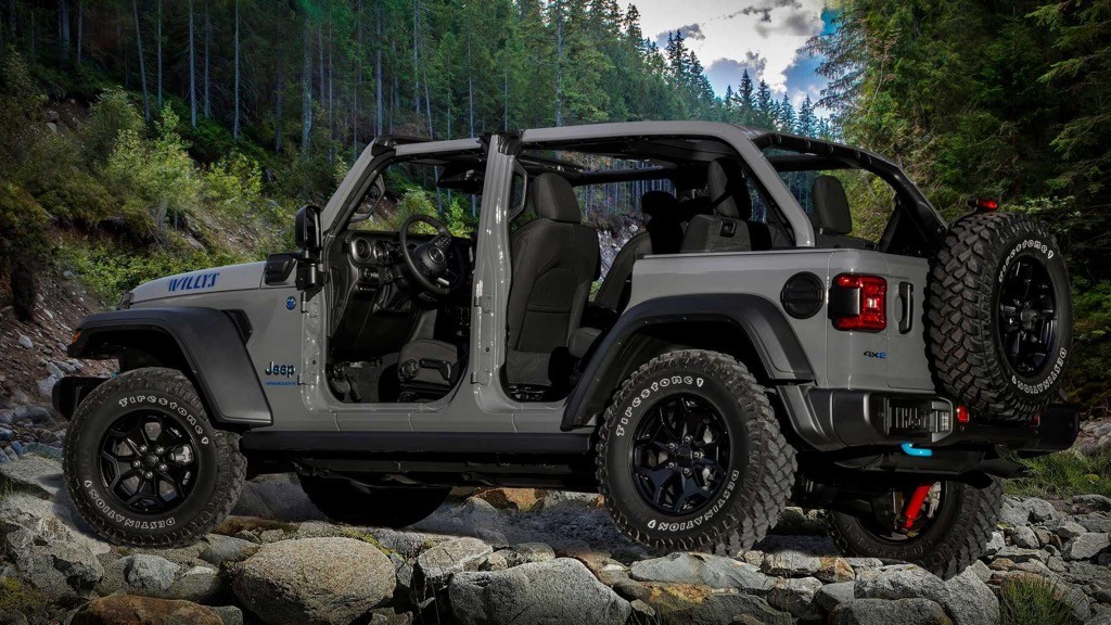 Ai bảo xe hybrid không trèo núi, lội sông được? Jeep Wrangler Willys sẽ  chứng minh điều ngược lại!