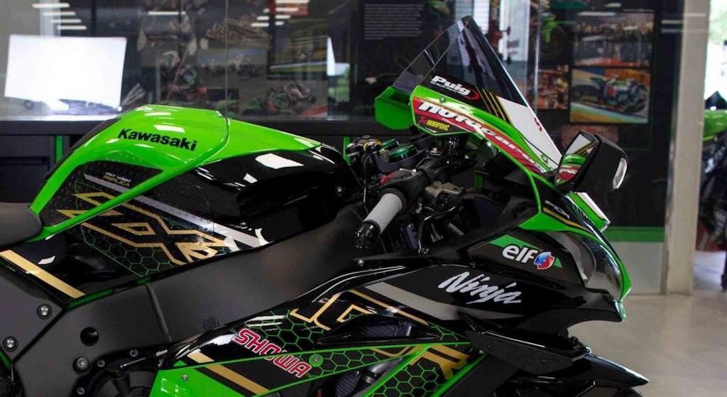 Học tập các đối thủ Ý, Kawasaki cũng tung ra siêu mô tô Ninja ZX-10R lấy cảm hứng từ xe đua WSBK ảnh 6