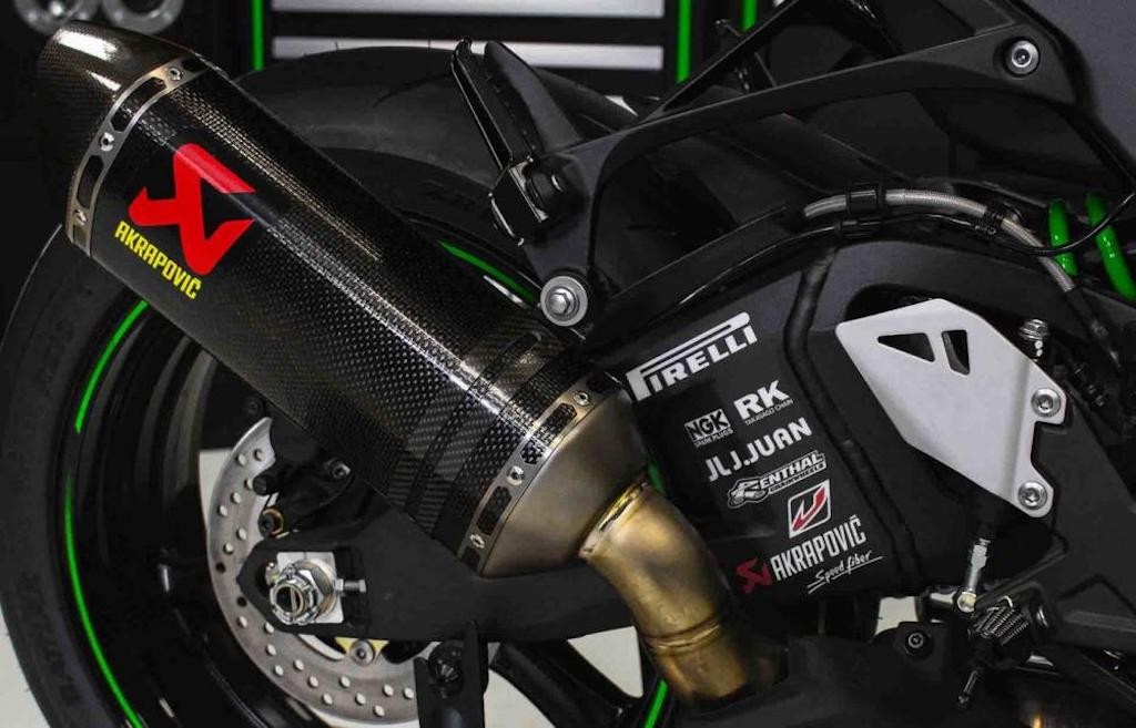 Học tập các đối thủ Ý, Kawasaki cũng tung ra siêu mô tô Ninja ZX-10R lấy cảm hứng từ xe đua WSBK ảnh 8