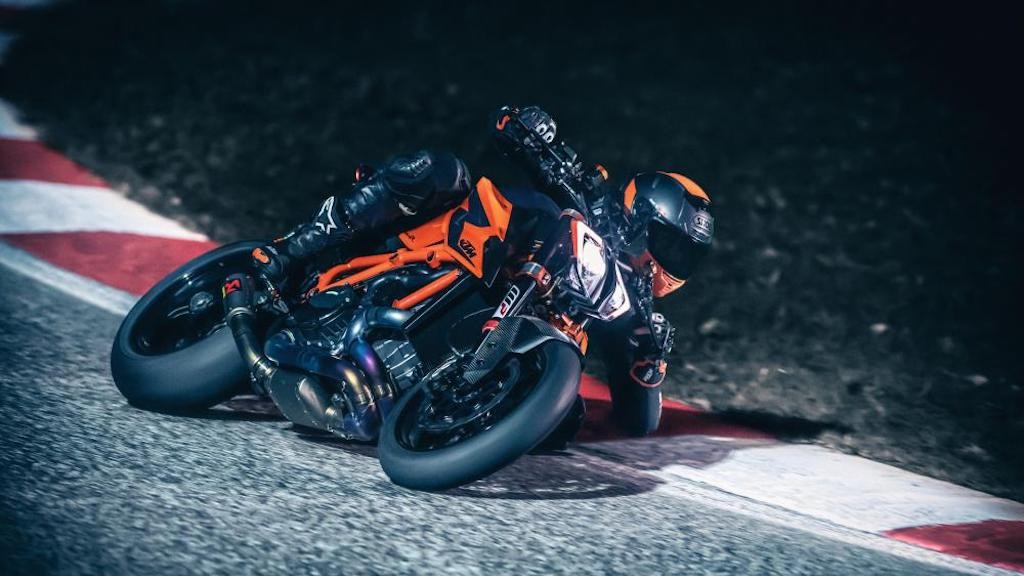 KTM  “cười khẩy” vào mặt Ducati và MV Agusta, không chạy đua công suất với 1290 Super Duke R ảnh 9