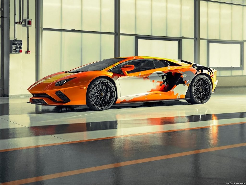 Lamborghini giao siêu xe đắt giá Aventador S cho thanh niên 19 tuổi “vẽ vời“ ảnh 2