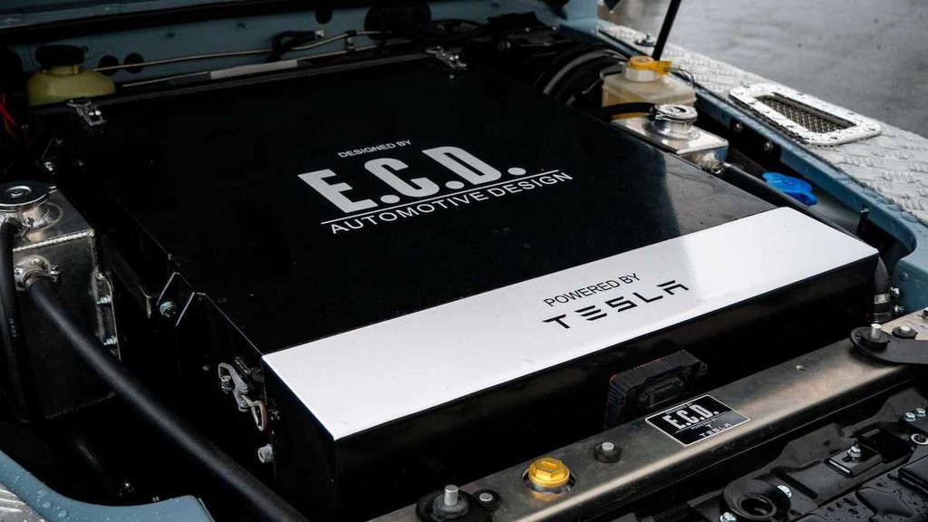 Land Rover Defender sạc điện tại trạm Tesla gây tò mò: Máy V8 chạy điện ư?! ảnh 4
