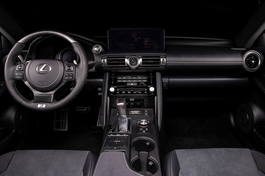 Học đối thủ Mercedes, Lexus cũng tung bản “hàng đợt đầu” cho sedan thể thao nhất của mình IS 500 F Sport Performance ảnh 6