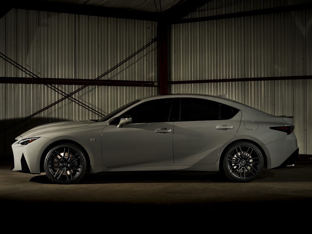 Học đối thủ Mercedes, Lexus cũng tung bản “hàng đợt đầu” cho sedan thể thao nhất của mình IS 500 F Sport Performance ảnh 3