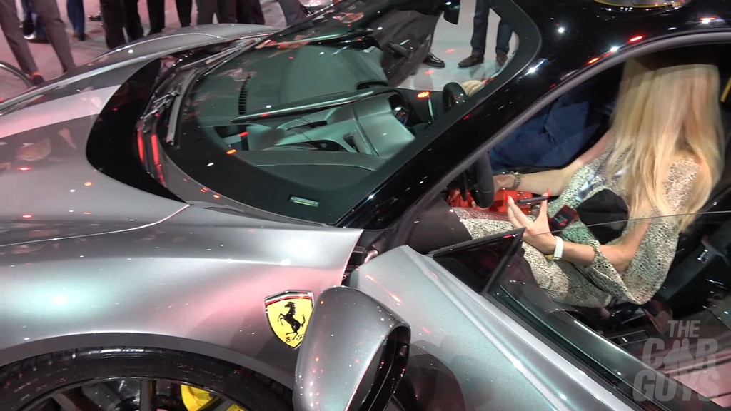 Cận cảnh siêu xe hybrid Ferrari SF90 Stradale vừa ra mắt khách VIP ảnh 4