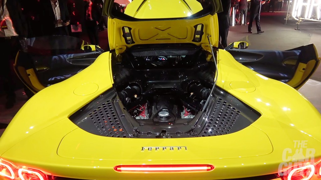 Cận cảnh siêu xe hybrid Ferrari SF90 Stradale vừa ra mắt khách VIP ảnh 9