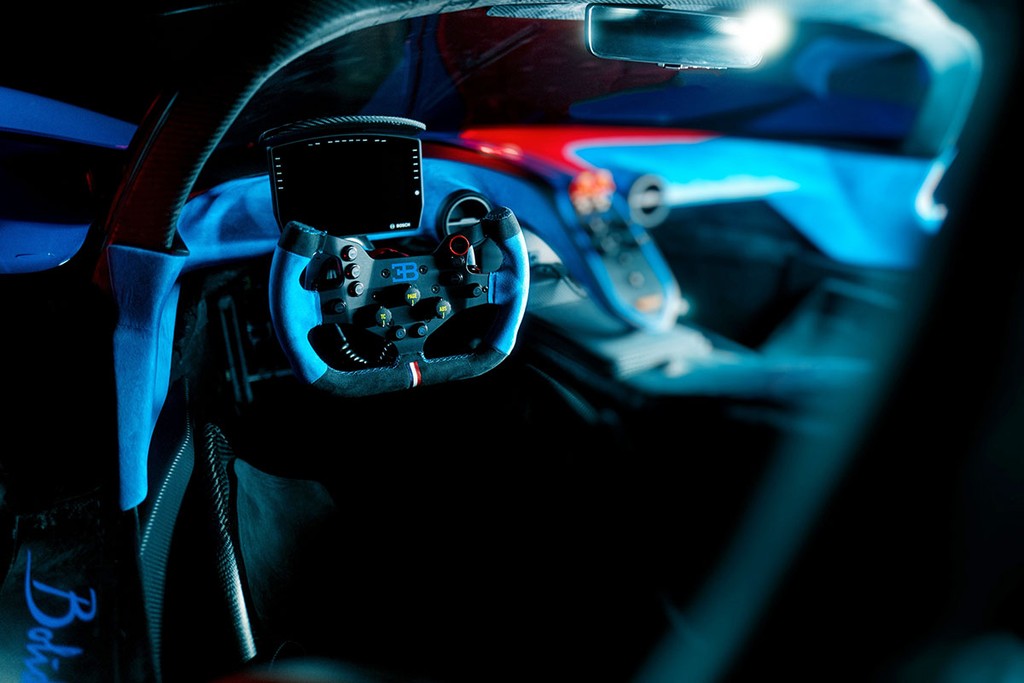 Cận cảnh siêu xe Bugatti tối thượng và quái dị nhất mọi thời đại ảnh 17