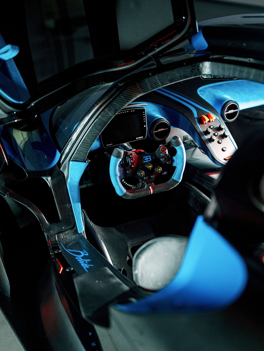 Cận cảnh siêu xe Bugatti tối thượng và quái dị nhất mọi thời đại ảnh 19