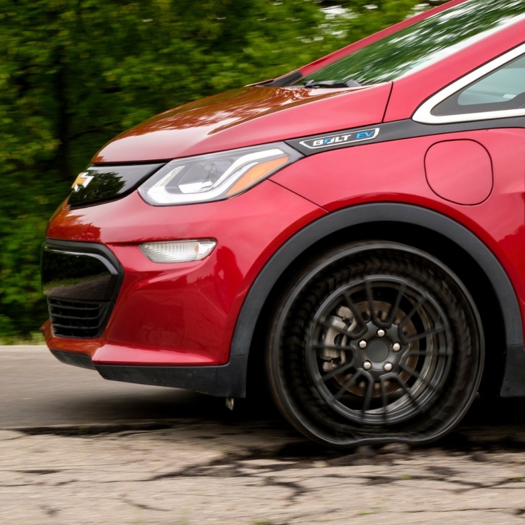 Với lốp “xuyên thấu” Michelin UPTIS, chiếc Chevrolet Bolt EV muôn đời không bị nổ lốp ảnh 3