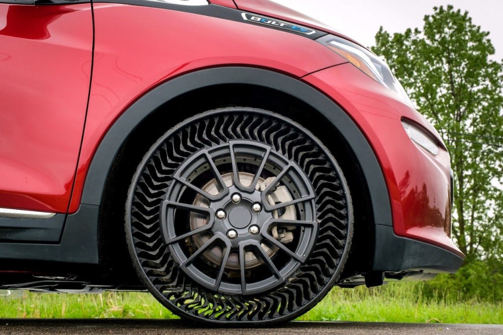Với lốp “xuyên thấu” Michelin UPTIS, chiếc Chevrolet Bolt EV muôn đời không bị nổ lốp ảnh 1