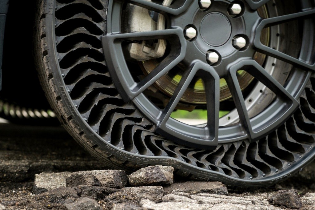 Với lốp “xuyên thấu” Michelin UPTIS, chiếc Chevrolet Bolt EV muôn đời không bị nổ lốp ảnh 4