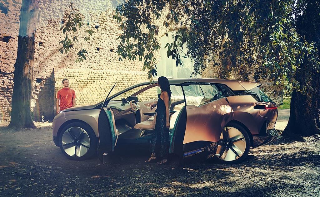 BMW tuyên bố sẽ gắn màn hình cong vào xe hơi, đột phá nhưng vẫn đi sau hãng đối tác VinFast ảnh 1