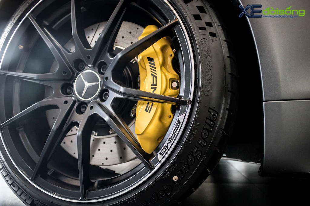 Cận cảnh siêu phẩm Mercedes-AMG GT R chính hãng, nhìn ngỡ như xe đua khi lăn bánh tại Việt Nam ảnh 6