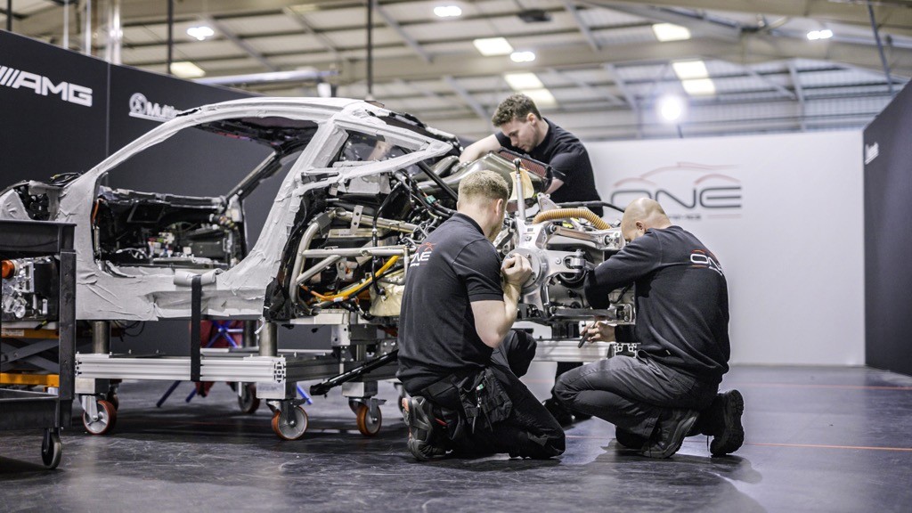 Đột nhập dây chuyền sản xuất hypercar Mercedes-AMG One: Khách VIP đã “xuống tiền” hàng triệu đô yên tâm ngồi đợi lấy xe ảnh 5