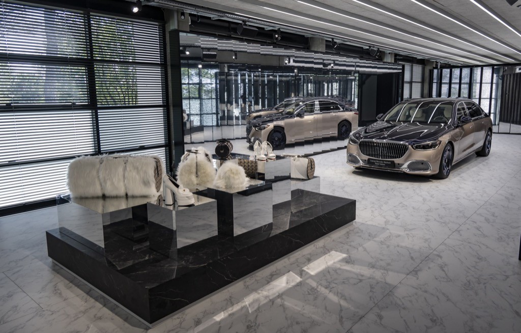 Nhìn Vespa đại thành công với 946 Christian Dior, Mercedes học tập và tạo ra S-Class Maybach Haute Voiture Concept  ảnh 7