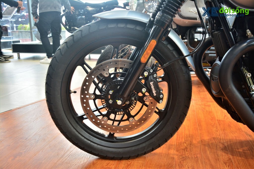 Cặp đôi đôi mô tô hoài cổ Moto Guzzi V7 Stone và Special thách thức Triumph Street Twin tại Việt Nam ảnh 6