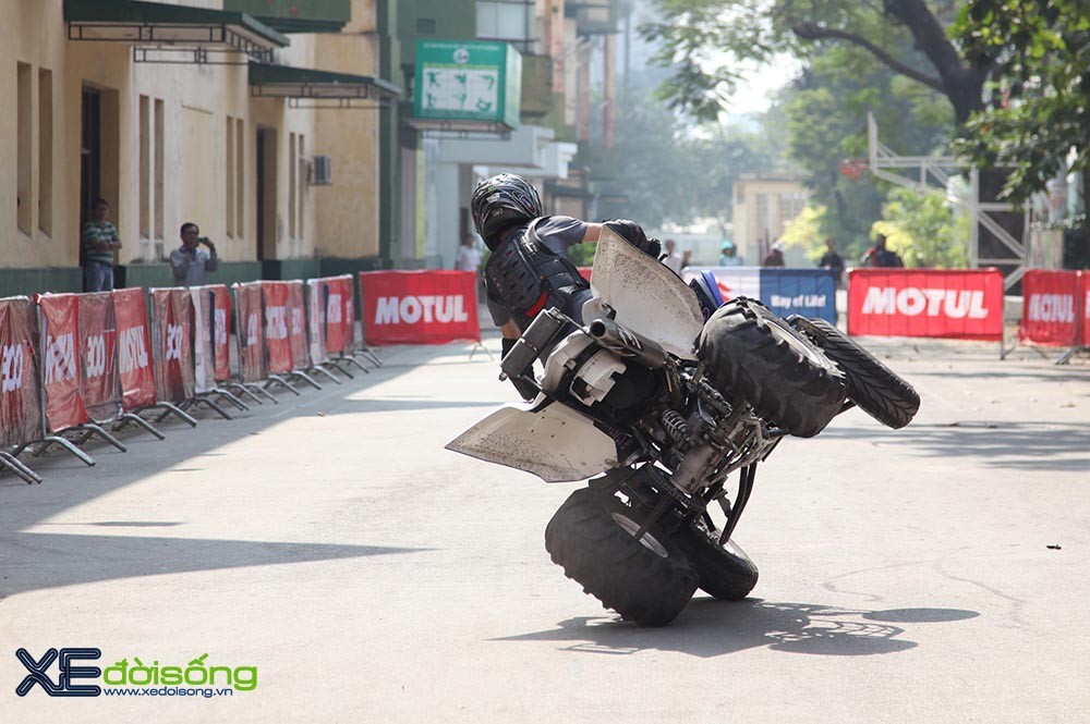 Mạo hiểm bốc đầu mô tô địa hình 4 bánh ATV ở Sài Gòn (video clip) ảnh 1