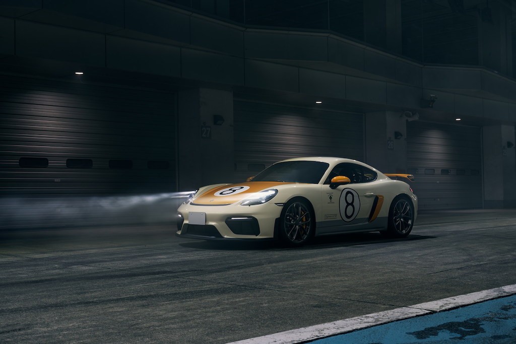 Vẫn đắm chìm trong sự hoài cổ, Porsche lại tung xe thể thao Cayman GT4 gợi nhớ về thập niên 60 ảnh 1
