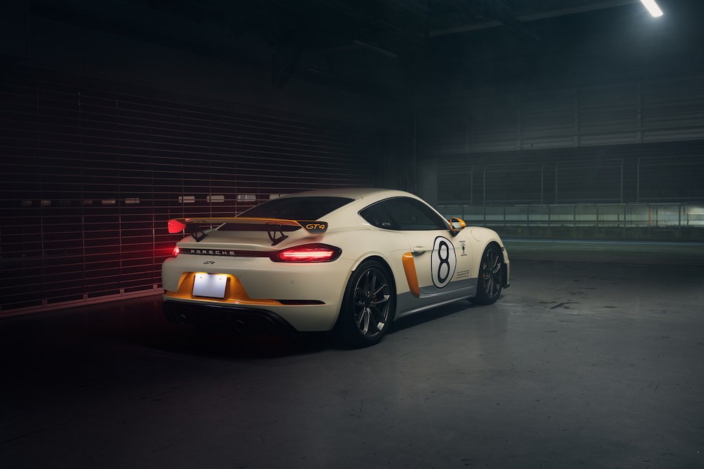 Vẫn đắm chìm trong sự hoài cổ, Porsche lại tung xe thể thao Cayman GT4 gợi nhớ về thập niên 60 ảnh 3