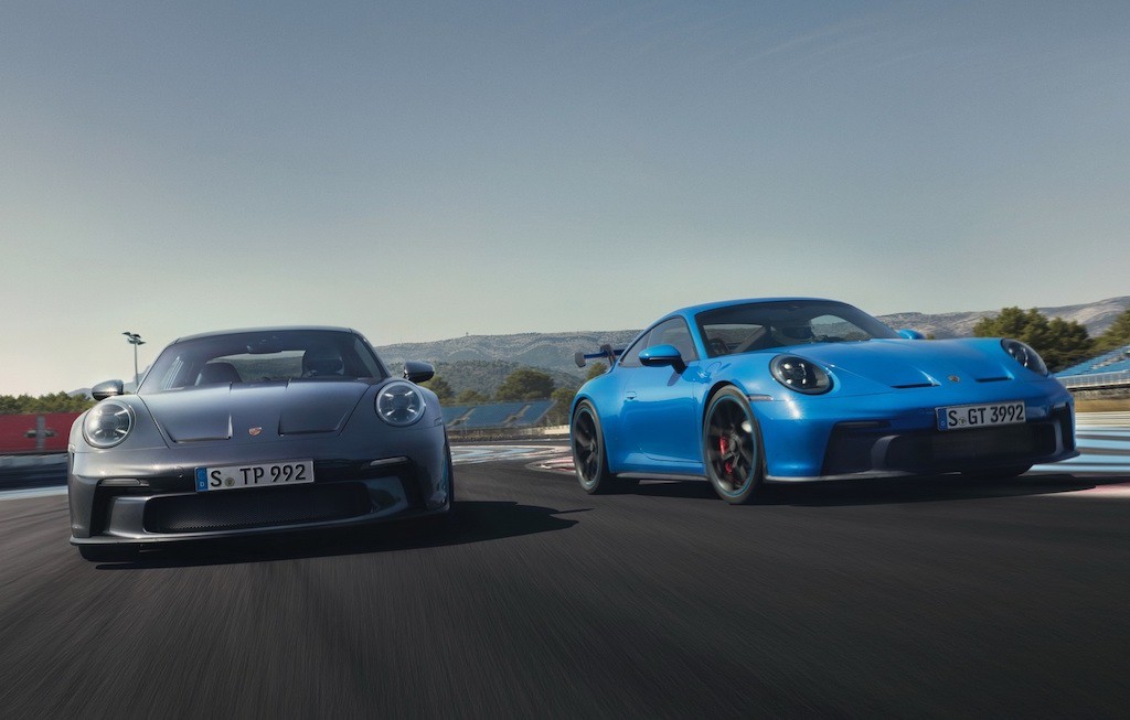 Hãy gạt những con số ra khỏi đầu để tận hưởng cảm giác sau tay lái Porsche 911 GT3 Touring mới! ảnh 1