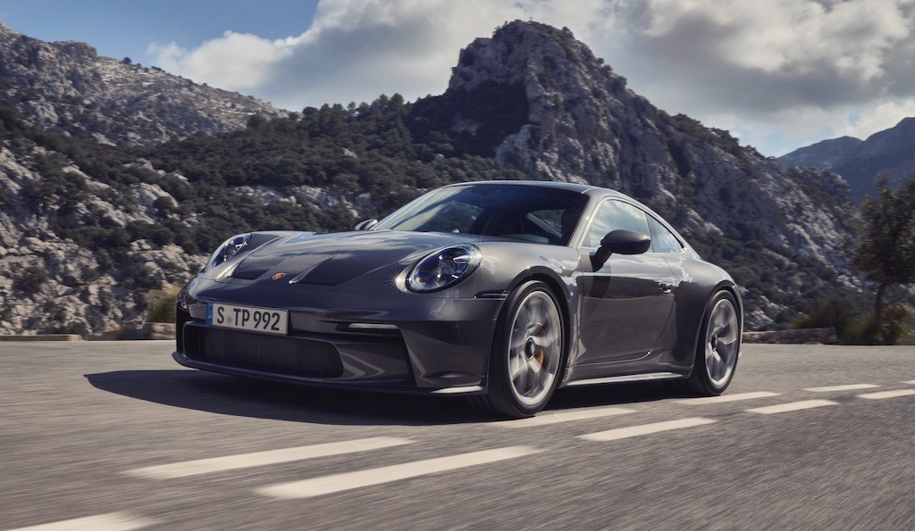 Hãy gạt những con số ra khỏi đầu để tận hưởng cảm giác sau tay lái Porsche 911 GT3 Touring mới! ảnh 6