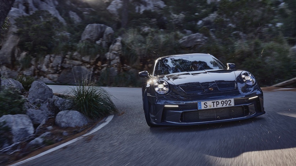 Hãy gạt những con số ra khỏi đầu để tận hưởng cảm giác sau tay lái Porsche 911 GT3 Touring mới! ảnh 7