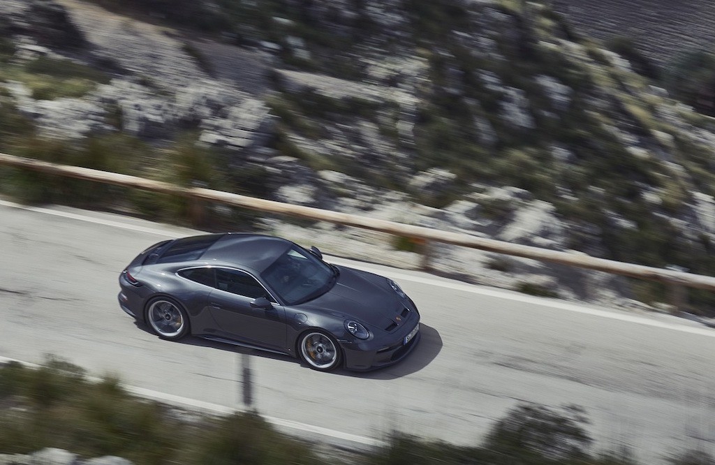 Hãy gạt những con số ra khỏi đầu để tận hưởng cảm giác sau tay lái Porsche 911 GT3 Touring mới! ảnh 8