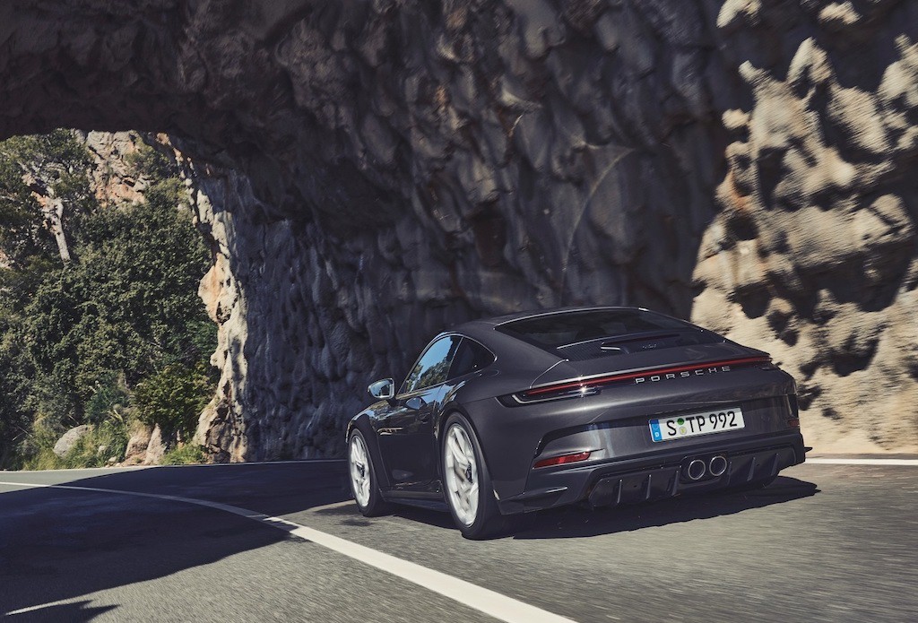 Hãy gạt những con số ra khỏi đầu để tận hưởng cảm giác sau tay lái Porsche 911 GT3 Touring mới! ảnh 9