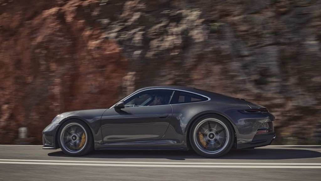 Hãy gạt những con số ra khỏi đầu để tận hưởng cảm giác sau tay lái Porsche 911 GT3 Touring mới! ảnh 10