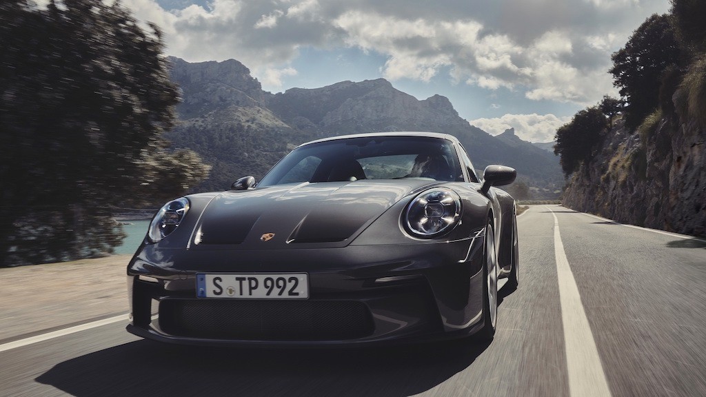 Hãy gạt những con số ra khỏi đầu để tận hưởng cảm giác sau tay lái Porsche 911 GT3 Touring mới! ảnh 11