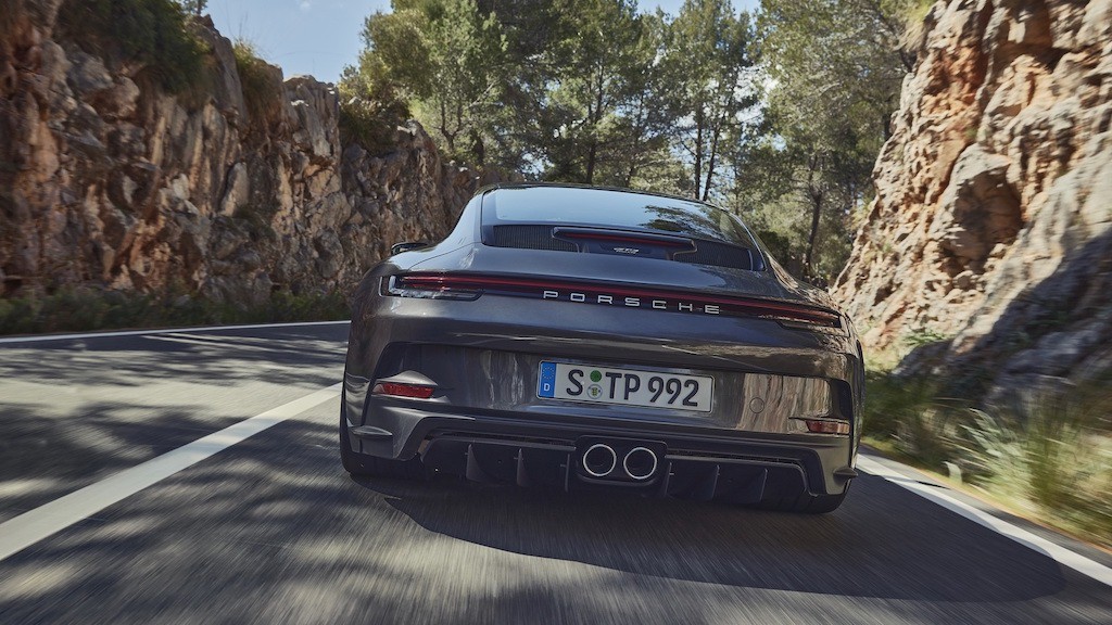 Hãy gạt những con số ra khỏi đầu để tận hưởng cảm giác sau tay lái Porsche 911 GT3 Touring mới! ảnh 12