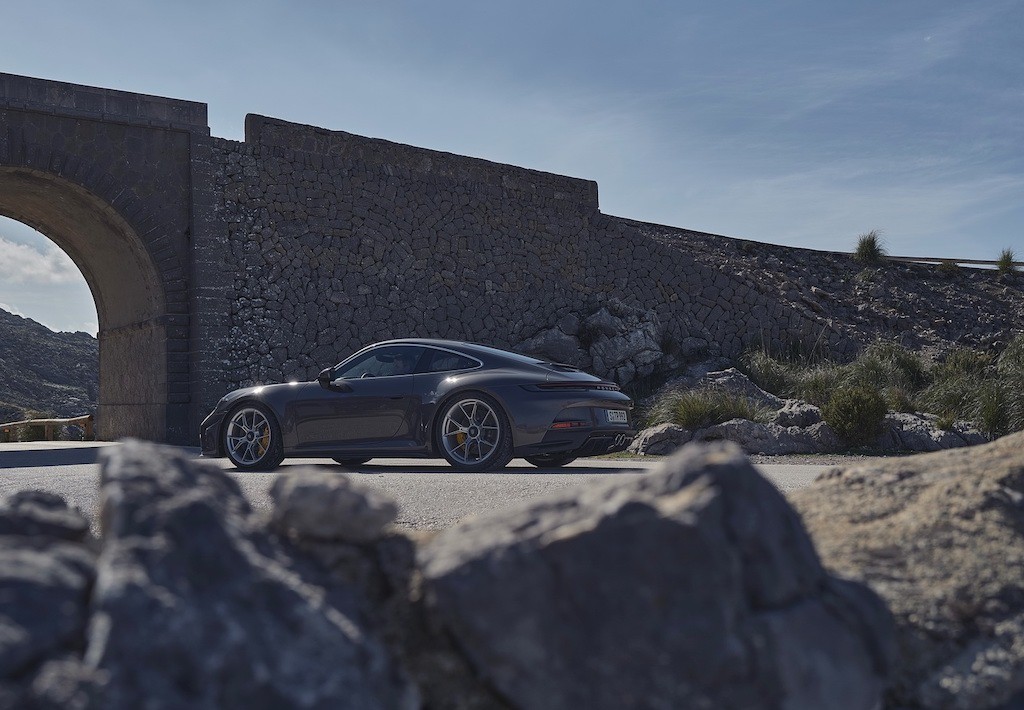 Hãy gạt những con số ra khỏi đầu để tận hưởng cảm giác sau tay lái Porsche 911 GT3 Touring mới! ảnh 13