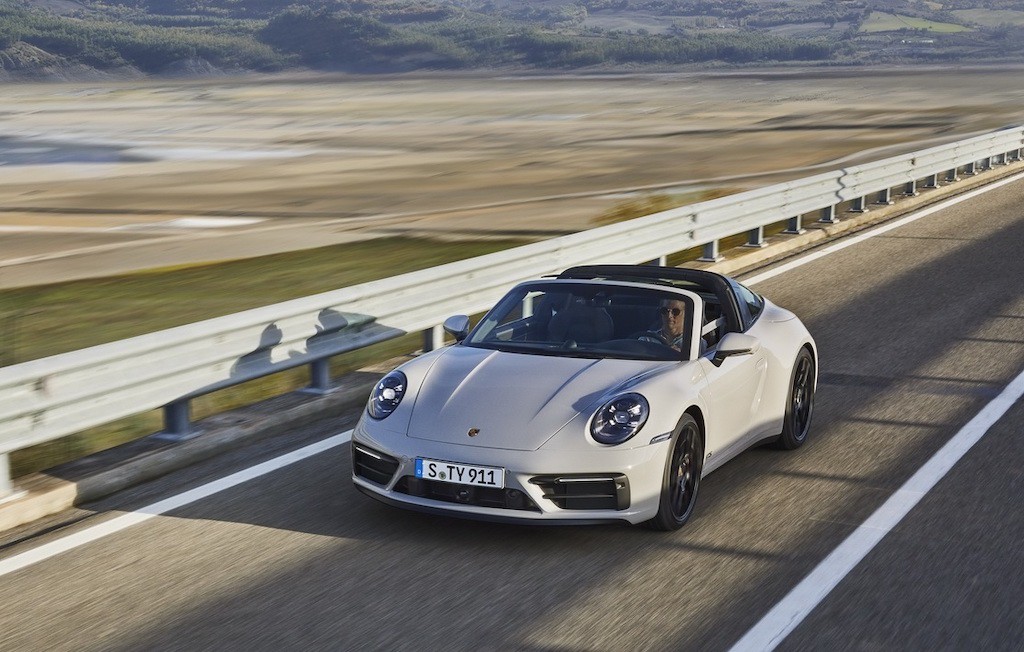 Porsche không ngừng mở rộng dòng 911 thế hệ mới, lại ra thêm bản thể thao “giá rẻ” GTS ảnh 8