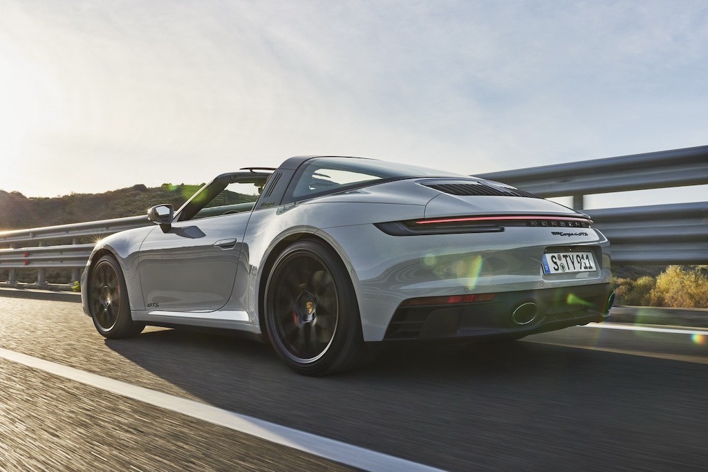 Porsche không ngừng mở rộng dòng 911 thế hệ mới, lại ra thêm bản thể thao “giá rẻ” GTS ảnh 9