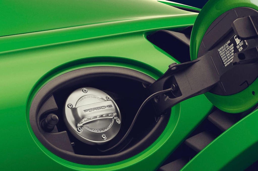 Năm sau Porsche bắt đầu thử nghiệm thứ nhiên liệu “thần thánh”, khiến xe xăng sạch như xe điện! ảnh 1