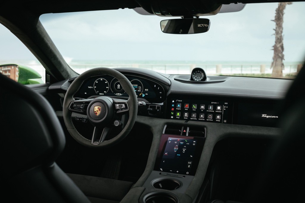 Đã hiện đại, Porsche Taycan lại thêm cả “nùi công nghệ” cho năm 2023 ảnh 1