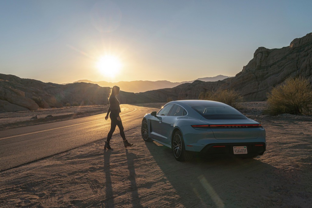 Đã hiện đại, Porsche Taycan lại thêm cả “nùi công nghệ” cho năm 2023 ảnh 4