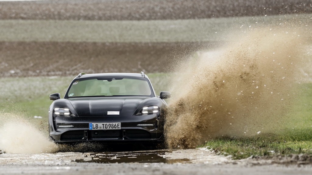 Đang bán “chạy như tôm tươi”, Porsche đã bắt đầu khoe Taycan bản “SUV hoá” Cross Turismo cốp to ảnh 3