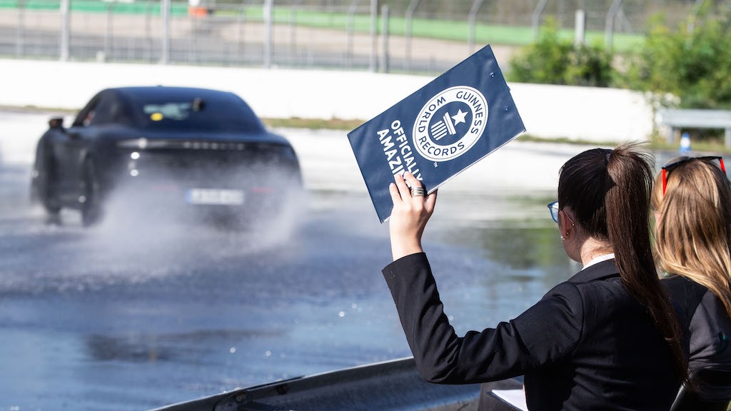 Bị nghi ngờ không drift được, Porsche Taycan lập luôn kỷ lục Guinness mới để chứng minh ảnh 2