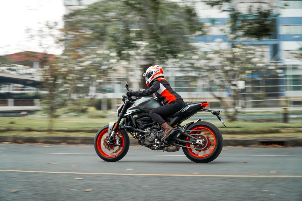 Ducati Việt Nam chốt giá Monster thế hệ mới: từ 439 triệu đồng cho 3 tùy chọn màu sắc  ảnh 10