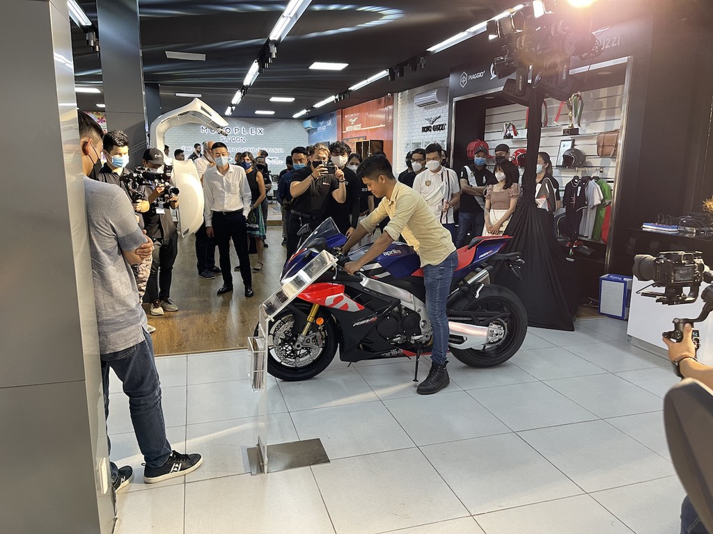Piaggio khai trương cửa hàng Motoplex đầu tiên Việt Nam, quy tụ 4 hãng xe Aprilia, Moto Guzzi, Vespa, Piaggio ảnh 4