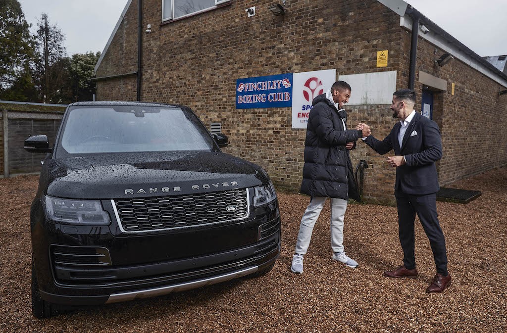 Soi Range Rover “hàng thửa” của nhà vô địch quyền anh hạng nặng Thế giới, nội thất khiến người xem trầm trồ ảnh 9