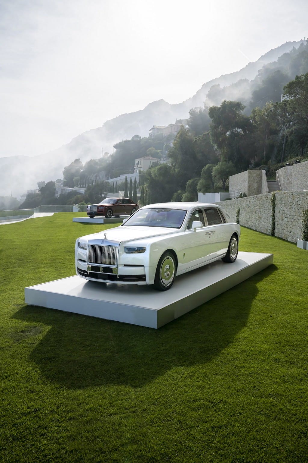 Rolls-Royce khoe Phantom Series II tại Pháp, nhưng lại tranh thủ ra mắt bản “hàng thửa” cho khách yêu nước Anh ảnh 1
