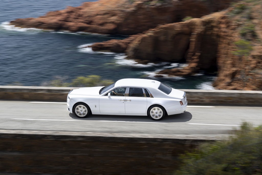 Rolls-Royce khoe Phantom Series II tại Pháp, nhưng lại tranh thủ ra mắt bản “hàng thửa” cho khách yêu nước Anh ảnh 7
