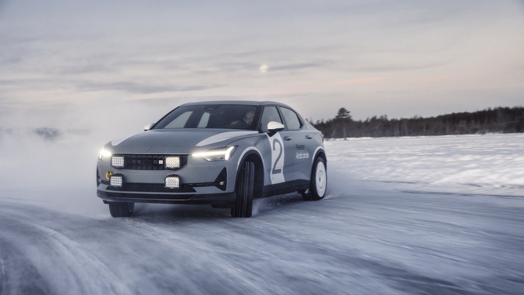 Không cần “độ đẽo” nhiều, sedan lai SUV nhà Volvo vẫn “nghịch tuyết dễ như bỡn tại Bắc Cực như thế nào? ảnh 2