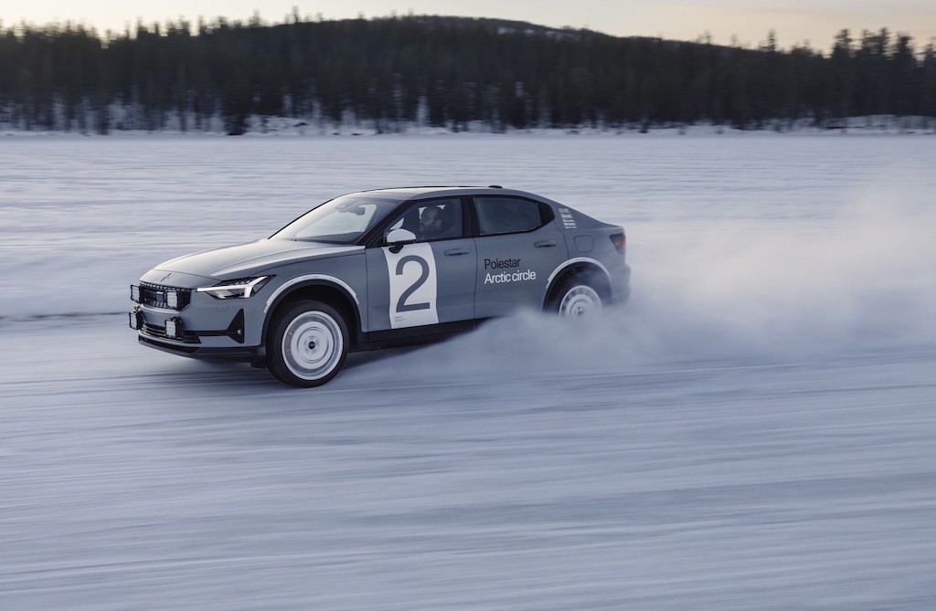 Không cần “độ đẽo” nhiều, sedan lai SUV nhà Volvo vẫn “nghịch tuyết dễ như bỡn tại Bắc Cực như thế nào? ảnh 3