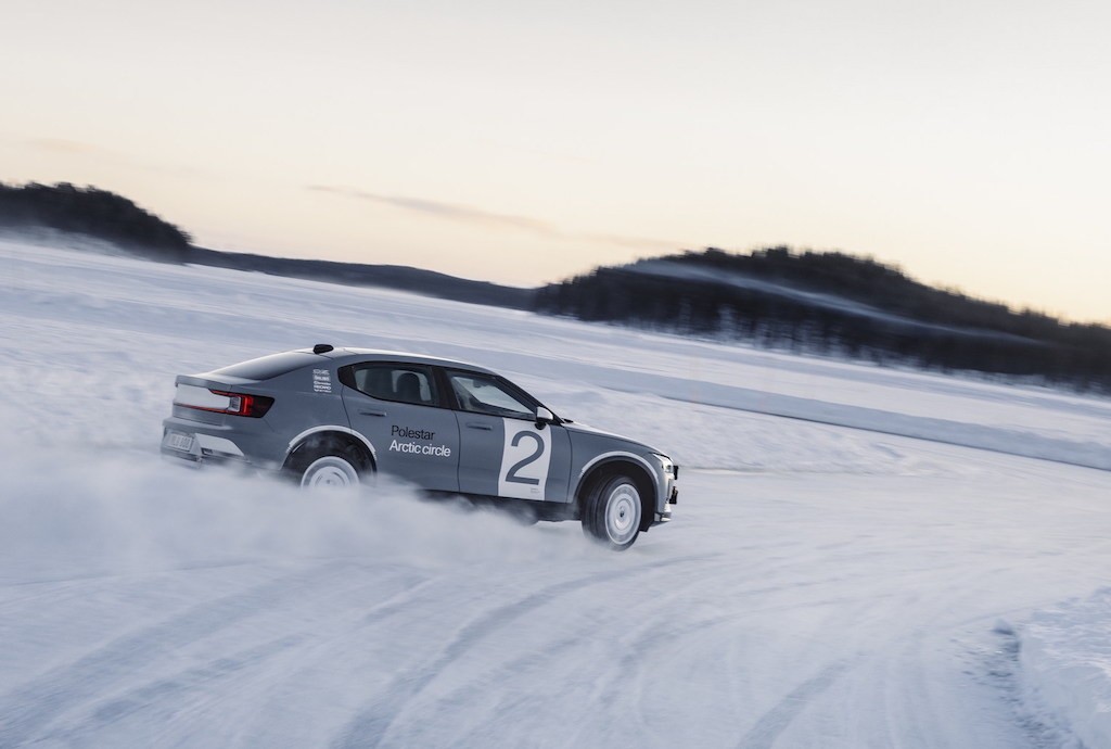 Không cần “độ đẽo” nhiều, sedan lai SUV nhà Volvo vẫn “nghịch tuyết dễ như bỡn tại Bắc Cực như thế nào? ảnh 5