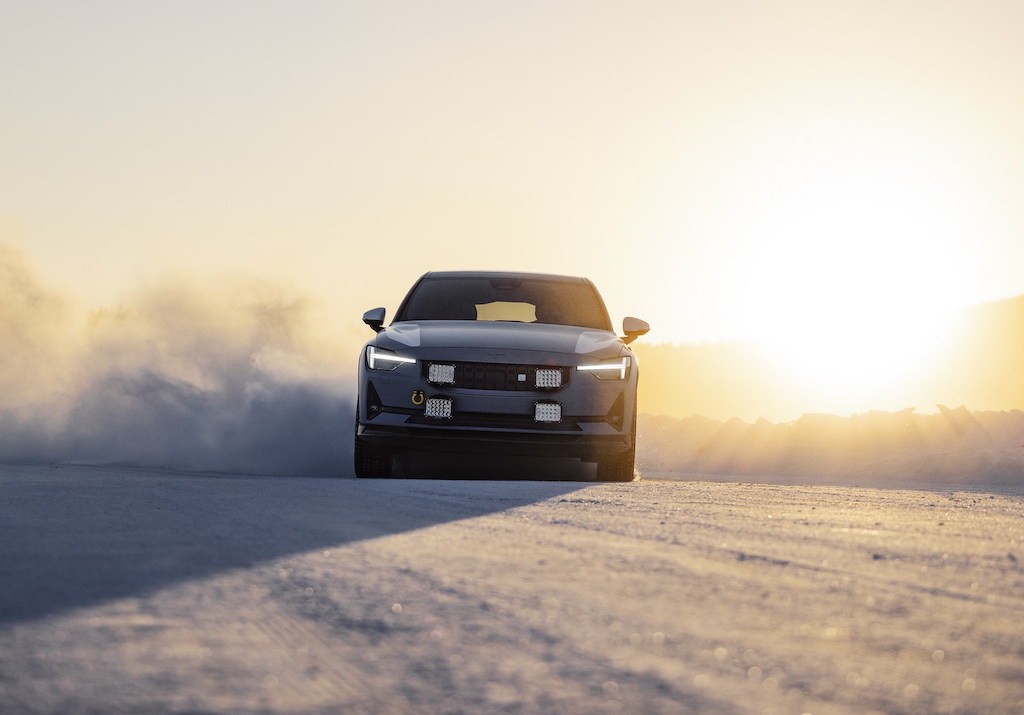 Không cần “độ đẽo” nhiều, sedan lai SUV nhà Volvo vẫn “nghịch tuyết dễ như bỡn tại Bắc Cực như thế nào? ảnh 6